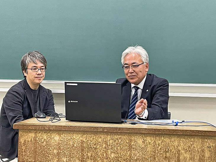 滋賀大学でオンライン授業を行う青木理事長（右）と柴田准教授（11/13実施）